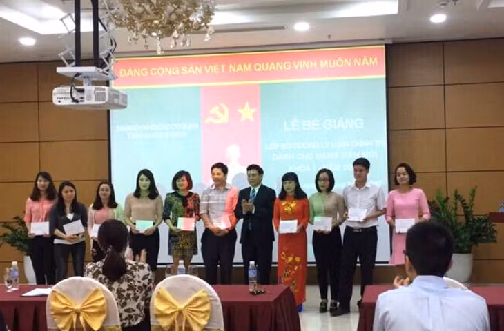 Lãnh đạo Đảng ủy Khối các cơ quan tỉnh biểu dương những học viên có thành tích học tập xuất sắc 