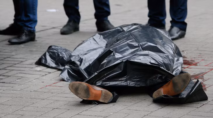 Thi thể ông Voronenkov tại hiện trường vụ việc. Ảnh: Reuters
