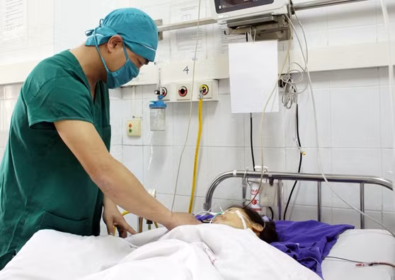 Bác sĩ BV Đa khoa tỉnh theo dõi tình trạng sức khỏe bệnh nhân Y.
