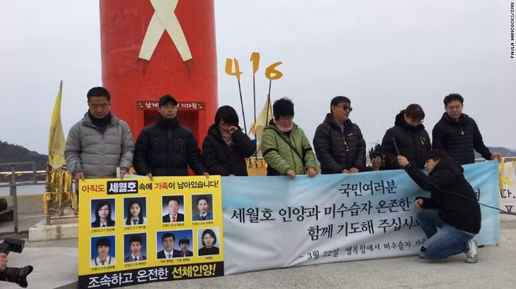 Những gia đình có con em thiệt mạng trong thảm họa Sewol đứng quan sát tại một ngọn hải đăng. (Nguồn: KoreaTimes).
