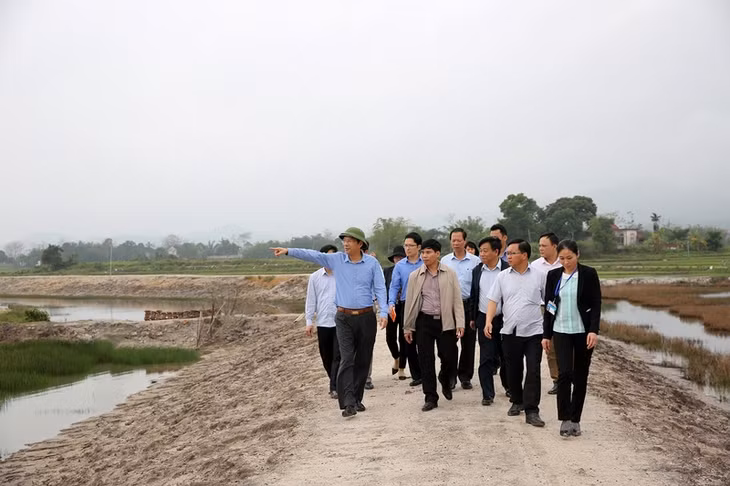 Đồng chí Bí thư Tỉnh ủy cùng đoàn công tác kiểm tra các đoạn xung yếu đê biển xã Đồng Rui, huyện Tiên Yên.