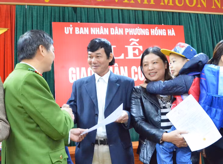 Lãnh đạo Công an tỉnh trao giấy chứng nhận nuôi con nuôi cho các gia đình 