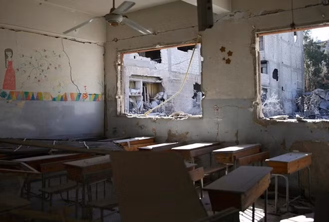 Cảnh một lớp học ở Syria bị tấn công. (Nguồn: Reuters)