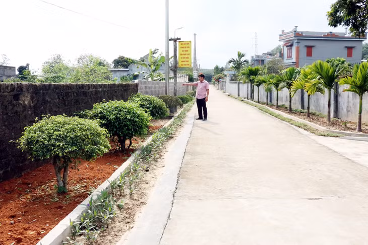Tuyến đường liên thôn 8, xã Hải Tiến, TP Móng Cái được đầu tư mở rộng, trồng hoa, cây cảnh xanh, sạch, đẹp.