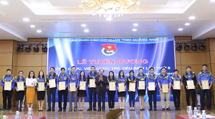 Đoàn Khối các cơ quan tỉnh trao giấy chứng nhận cho 20 CBCCVC trẻ tiêu biểu.