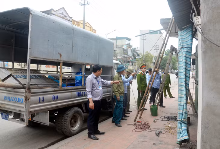 Tổ công tác lập lại trật tự đô thị của phường Cao Xanh, TP Hạ Long thực hiện tháo dỡ mái che lấn chiếm vỉa hè tại đường Trần Phú (tỉnh lộ 337).