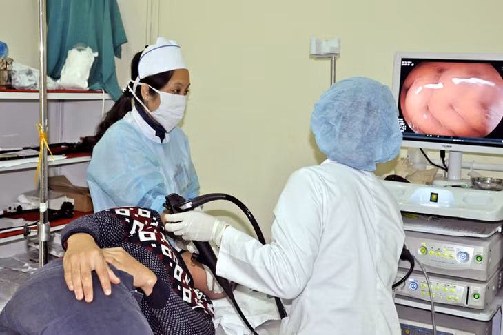 Nội soi là một trong các phương pháp phát hiện sớm ung thư thực quản. Trong ảnh: Nội soi cho bệnh nhân tại Trung tâm Y tế TP Móng Cái. 