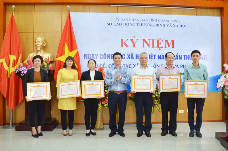 Các cá nhân có thành tích xuất sắc trong tham gia các hoạt động CTXH được nhận giấy khen của Cục Bảo trợ Xã hội (Bộ LĐ,TB&XH)