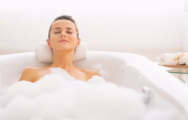 Tắm nước nóng trong một tiếng có tác dụng tiêu hao khoảng 140 calo. Ảnh: Stocksy