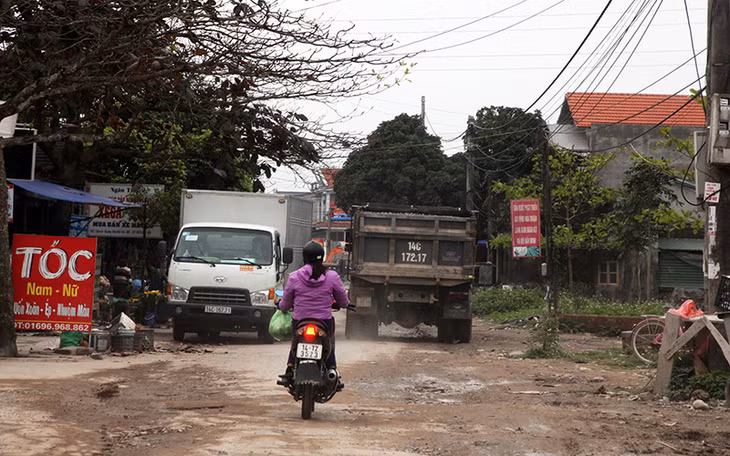 Không chỉ là một trong những tác nhân gây ra đường xuống cấp mà mỗi khi ngươi dân đi qua gặp những chiếc xe này cũng gặp rất nhiều phiền toái.