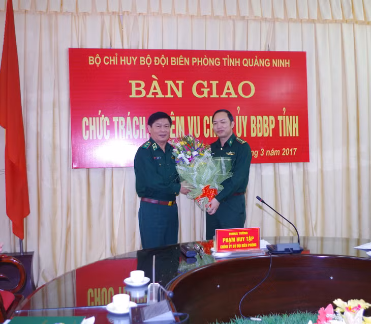 Trung tướng Phạm Huy Tập, Chính ủy Bộ Tư lệnh BĐBP Việt Nam tặng hoa chúc mừng Đại tá Trần Văn Bừng được bổ nhiệm giữ chức vụ Chính ủy BĐBP tỉnh