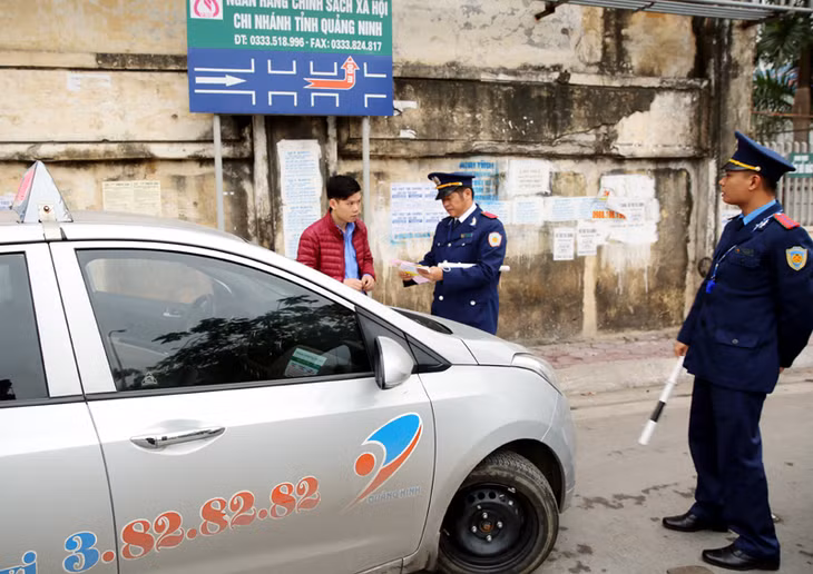 Lực lượng Thanh tra giao thông kiểm tra hành chính phương tiện xe taxi.