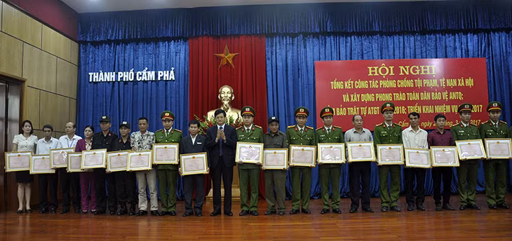 Đồng chí Nguyễn Hải Khiên, Phó Chủ tịch UBND TP Cẩm Phả khen thưởng các tập thể đạt thành tích xuất sắc trong công tác PCTP, TNXH, đảm bảo ATGT và xây dựng phong trào Toàn dân bảo vệ ANTQ năm 2016.