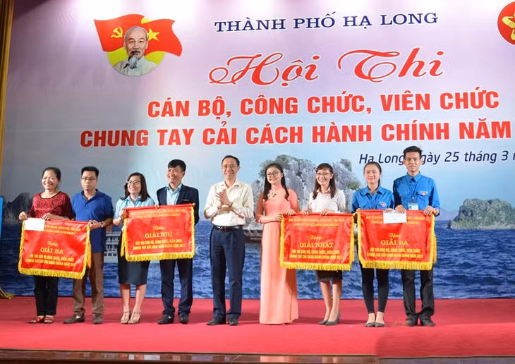 Ban tổ chức trao giải cho các đội thi