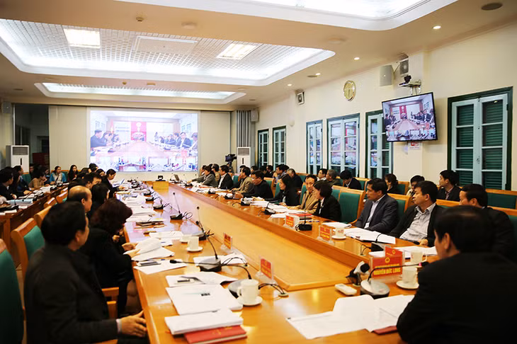 Các đồng chí lãnh đạo UBND tỉnh, lãnh đạo sở, ban, ngành nghe các địa phương báo cáo.