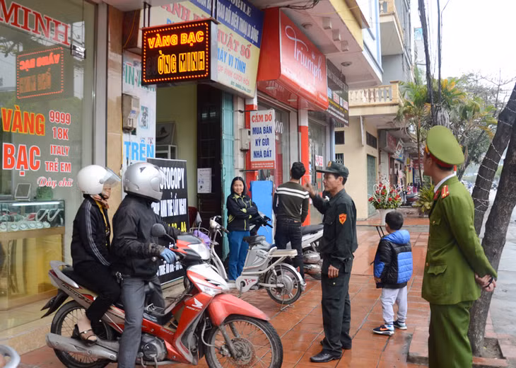 Các lực lượng chức năng TP Hạ Long tuyên truyền, vận động và tổ chức cho người dân sinh sống dọc các trục đường ký cam kết không lấn chiếm lòng đường, vỉa hè