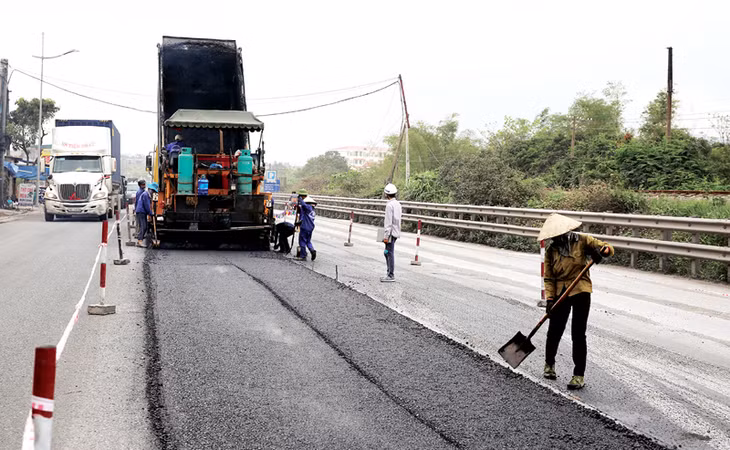 Tại các đoạn đã có mặt bằng, nhà thầu tổ chức thảm lớp 1 mặt đường. 