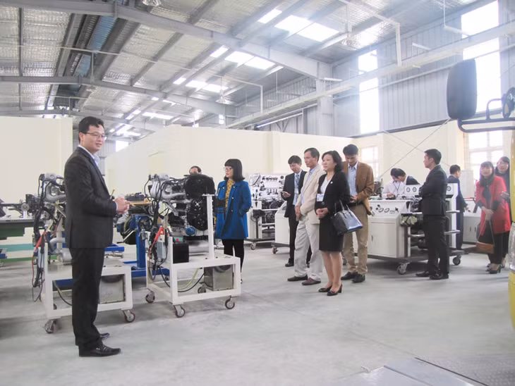 Đại biểu tham quan khu vực xưởng thực hành nghề công nghệ ô tô của trường CĐ nghề Việt - Hàn Quảng Ninh