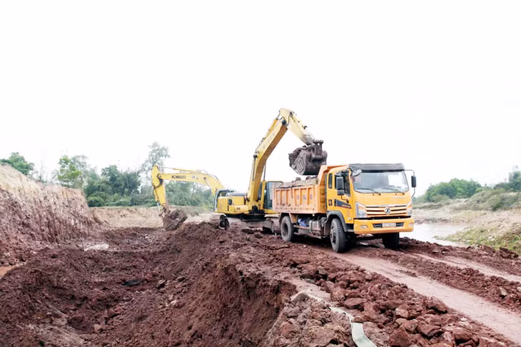 Song song với đó, việc nạo vét dòng sông cũng như đắp đất lưng kè cũng được nhà thầu khẩn trương thi công, nhằm hoàn thiện công trình trước thời điểm “cốc vũ” năm nay. 