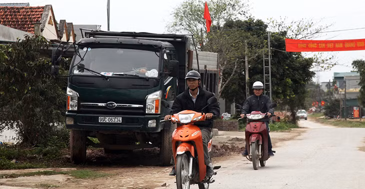 Xe cơi nới thành thùng không hiếm gặp trên các tuyến đường liên xã, hay chạy qua nội thị ở Hải Hà.