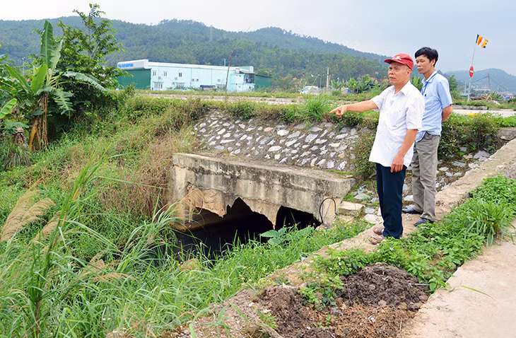Người dân khu 4, phường Giếng Đáy (TP Hạ Long) chỉ phần mương nước bị thu hẹp gây ngập lụt trong mùa mưa bão.