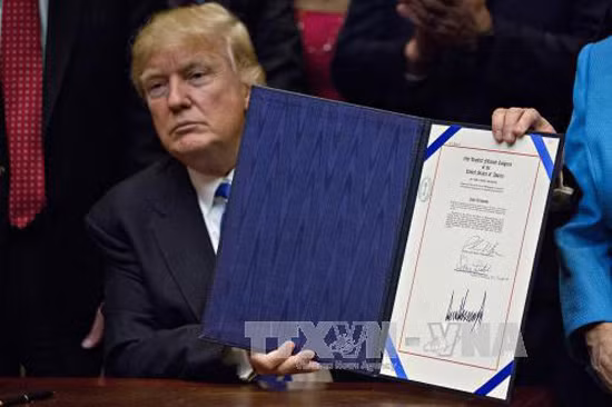 Tổng thống Mỹ Donald Trump đã ký sắc lệnh bãi bỏ các quy định về biến đổi khí hậu của chính quyền người tiền nhiệm Barack Obama. Ảnh:EPA/TTXVN
