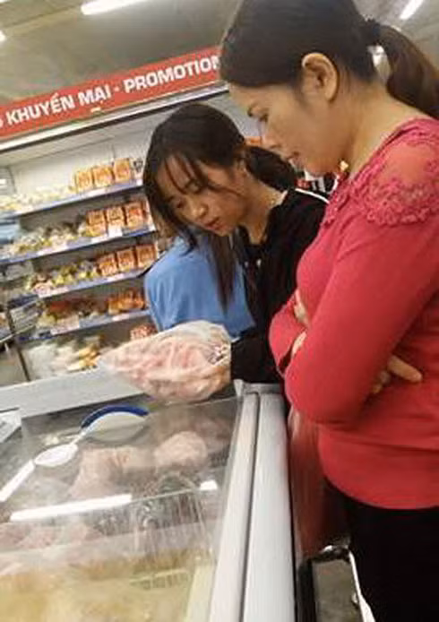 Người tiêu dùng trước ma trận thịt đông lạnh nhập khẩu giá rẻ (Ảnh: K.Linh)