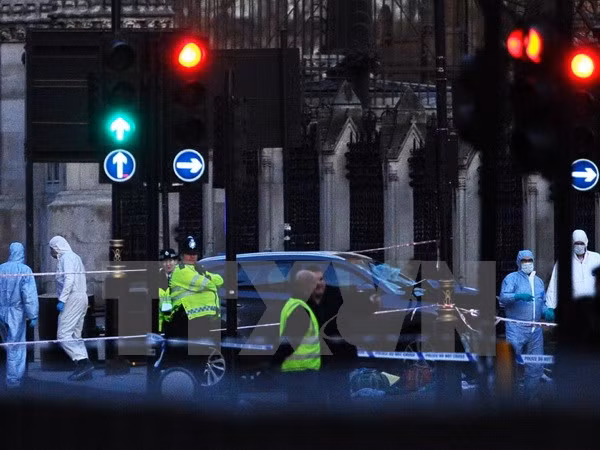 Cảnh sát Anh điều tra tại hiện trường vụ tấn công bên ngoài tòa nhà Quốc hội ở London. (Nguồn: AFP/TTXVN)