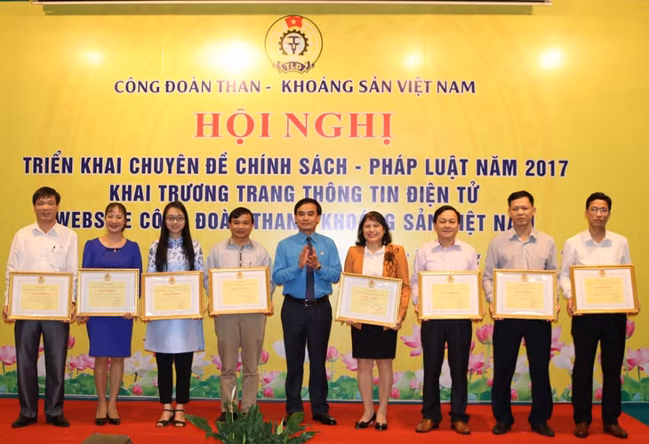 Đồng chí Lê Thanh Xuân, Chủ tịch Công đoàn TKV tặng bằng khen cho các cộng tác viên có thành tích xuất sắc trong công tác tuyên truyền trên ấn phẩm Đặc san Công đoàn.