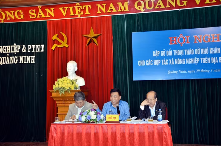 Đồng chí Nguyễn Hữu Giang, Giám đốc Sở NN&PNT giải đáp các iến nghị