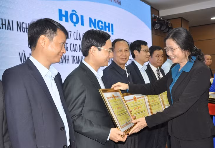 Đồng chí Đỗ Thị Hoàng, Phó Bí thư Thường trực Tỉnh ủy trao bằng khen của UBND tỉnh cho các tập thể có thành tích xuất sắc trong công tác cải thiện môi trường đầu tư kinh doanh, nâng cao năng lực cạnh tranh.