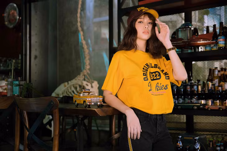 Được biết, đội ngũ sản xuất đã phải huy động một lực lượng lớn nhân lực lùng sục tất cả các khu chợ cũ trên khắp đất nước để có thể tìm được những y phục chuẩn phong cách thời trang thập niên 80. Và kết quả là không chỉ thành công về nội dung, Reply 1988 đã tái hiện thành công phong cách thời trang đình đám của thời kỳ đó, đồng thời khơi dậy một “cơn sốt” thời trang trong người hâm mộ.