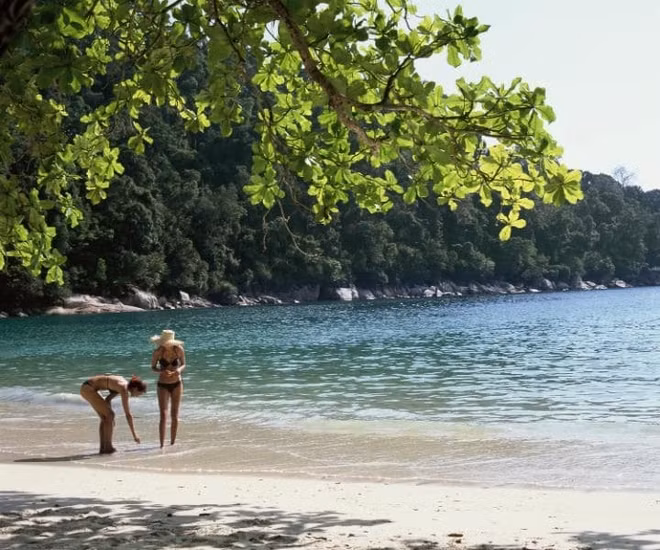 Vịnh Emerald (Pangkor Laut, Malaysia) Vịnh được bao quanh bởi những cây cọ, mỏm đá, bờ cát trắng và làn nước trong xanh. Emerald là địa điểm lý tưởng cho du khách muốn thoát khỏi cuộc sống bận rộn để thư giãn giữa thiên nhiên.