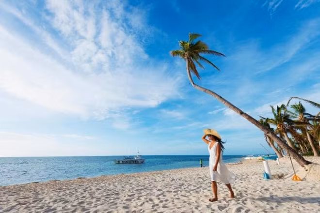 Bounty (Malapascua, Philippines) Bounty nổi bật hơn cả trong số những bãi tắm đẹp nhất trải dài trên đất nước nghìn đảo. Đây là địa điểm thu hút nhiều du khách yêu thích lặn ngắm cá mập, cá đuối và những rặng đá ngầm đẹp mắt.
