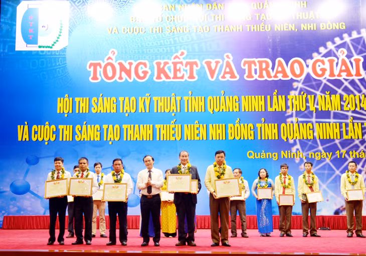 Lãnh đạo LĐLĐ tỉnh tặng bằng khen và phần thưởng cho một số CBCNVC,NLĐ tích cực tham gia Hội thi STKT tỉnh lần thứ V.