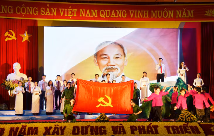 Chương trình văn nghệ tại buổi gặp mặt kỷ niệm 70 năm ngày thành lập đảng bộ huyện Hoành Bồ 