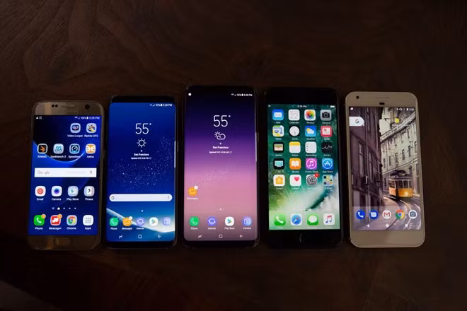  Màn hình to hơn nhưng kích thước tổng thể của Galaxy S8 Plus lại không lớn hơn so với đa số các dòng phablet khác. Ảnh: Cnet.