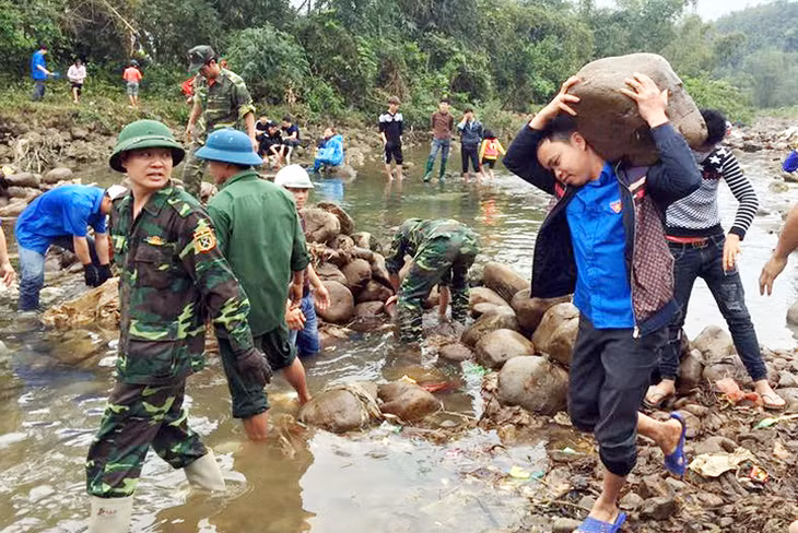 ĐVTN huyện Hải Hà đắp 100m3 đập ngăn nước phục vụ canh tác cho đồng bào vùng biên giới.