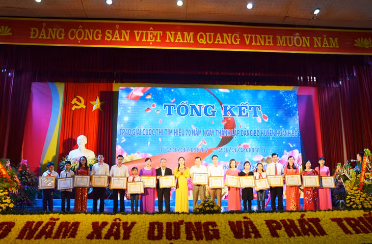 BTC trao giải và khen thưởng các cá nhân đạt giải trong cuộc thi Tìm hiểu 70 năm Ngày thành lập đảng bộ huyện Hoành Bồ 