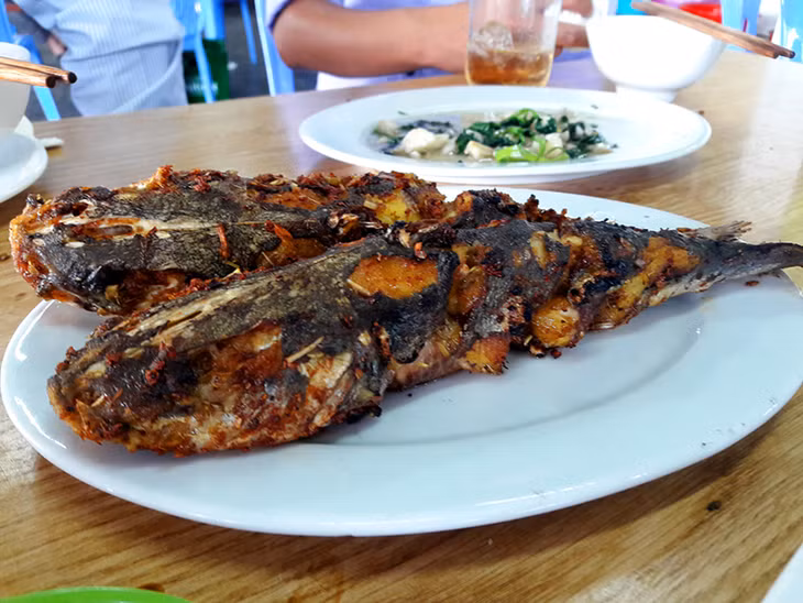 Cá ba gai nướng vàng ruộm hấp dẫn thực khách.