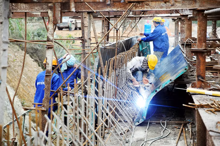 Hiện một số cầu khác trên tuyến đã hoàn thành trên 90% các hạng mục xây lắp chính. Công nhân thi công Cầu Cạn đang tập trung hoàn thiện các hạng mục cuối cùng là giải phân cách và lan can cầu.
