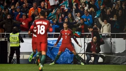  Pha ăn mừng quen thuộc của Ronaldo sau khi nâng tỉ số lên 2-0.