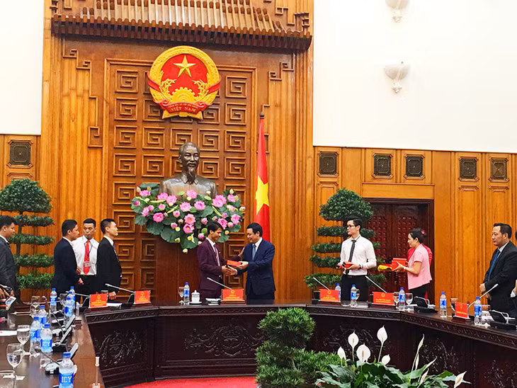 Phó Thủ tướng Chính phủ Vương Đình Huệ trao danh hiệu Doanh nhân khởi nghiệp xuất sắc 2016 cho Đoàn Văn Quang và các doanh nhân trẻ khởi nghiệp tiêu biểu tại Văn phòng Chính phủ, ngày 3-6-2016.