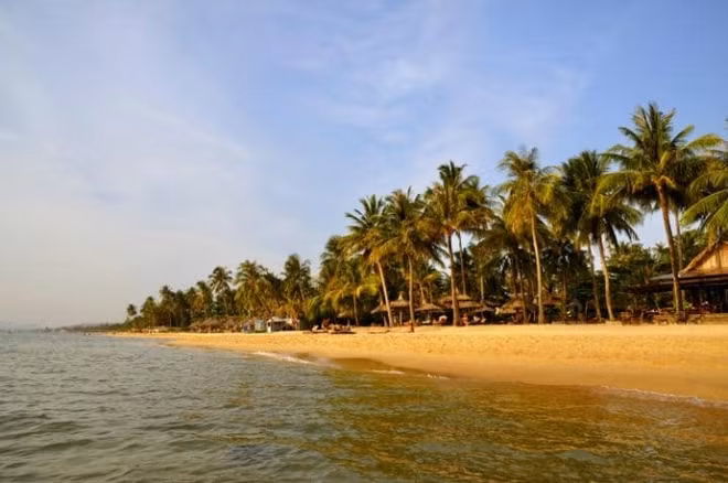 Bãi Dài (Phú Quốc, Việt Nam) Bãi Dài ở Phú Quốc không chỉ có bãi cát mịn, rừng nhiệt đới mà cả núi non cho du khách khám phá. Chính sự hoang sơ, bình yên mang lại nét hấp dẫn riêng cho nơi đây.