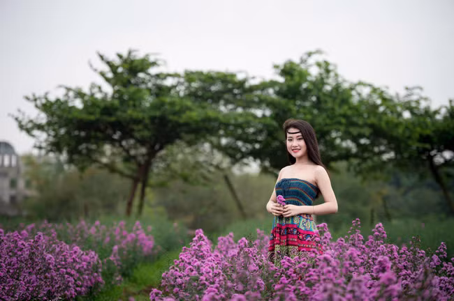 Anh Phương cho hay, với cảnh sắc nơi đây, cô chỉ cần đứng nguyên một chỗ cũng có được shoot hình lung linh.