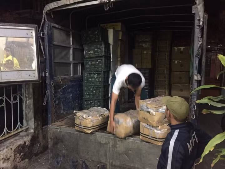 Lực lượng chức năng kiểm đếm tang vật.
