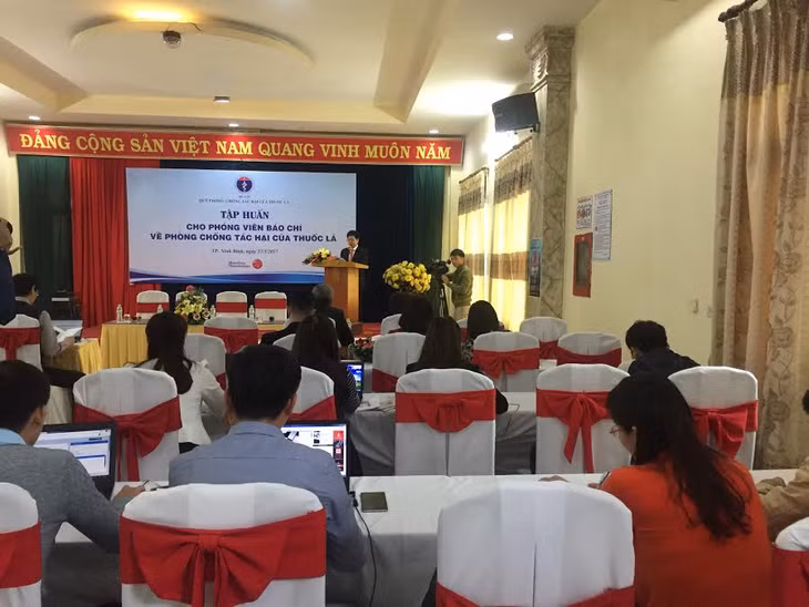 Các đại biểu tham gia tập huấn cho phóng viên về Phòng chống tác hại của thuốc lá tại Ninh Bình