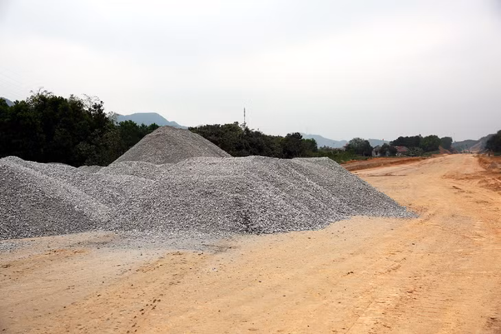 Tại gói thầu số 6, sau khi hoàn thành thi công nền đường K95, nhà thầu đã bắt đầu tập kết đá dăm để chuẩn bị triển khai đại trà lớp cấp phối đá dăm.