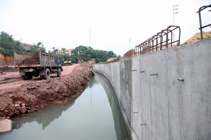 Hiện nay, phần kè phía bờ phải cơ bản hoàn thành.