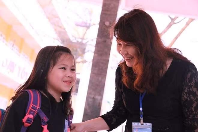 Cô hiệu trưởng Lê Minh Sơn đón học sinh mỗi sáng. Ảnh: VietNamNet.
